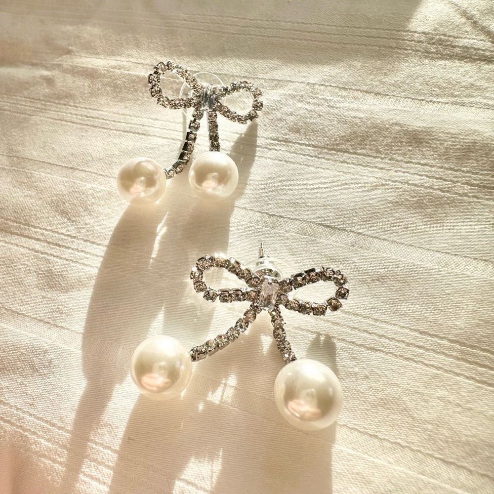 Dainty sparkly bow earrings with pearl accent ￼